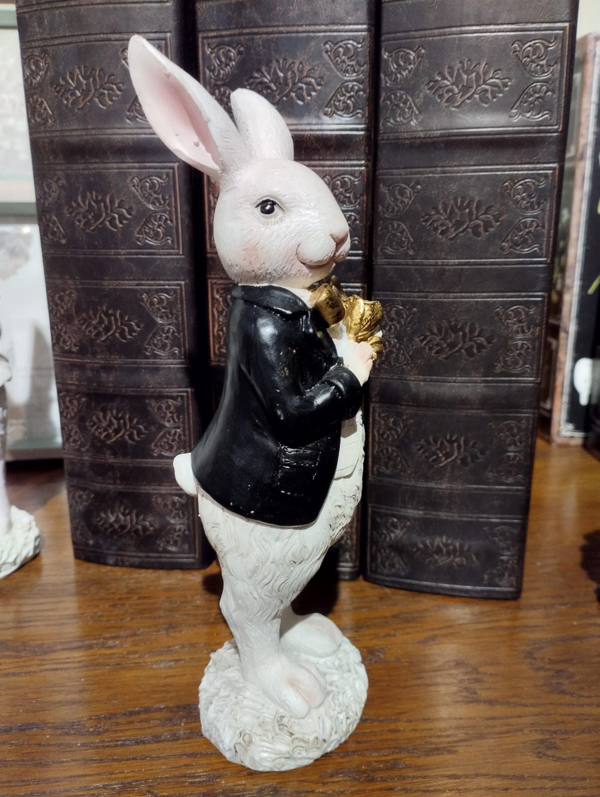 Elegant Kaninpojke - Höjd 21 cm
