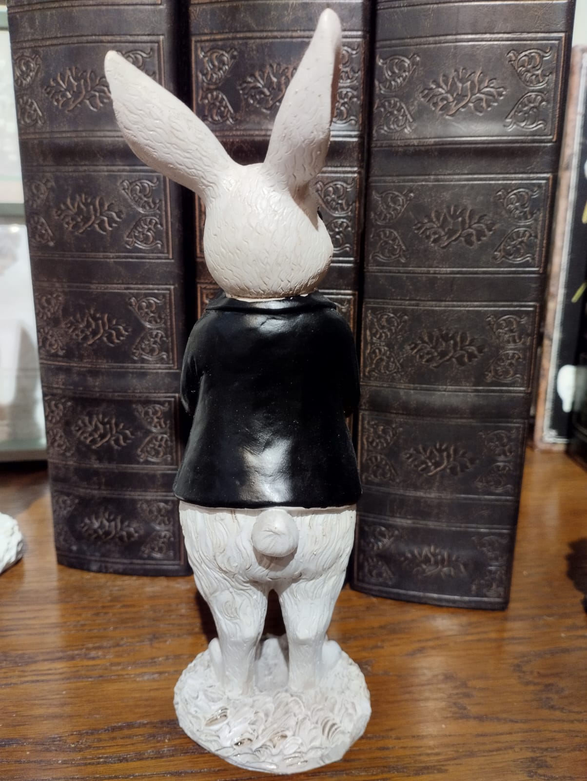 Elegant Kaninpojke - Höjd 21 cm