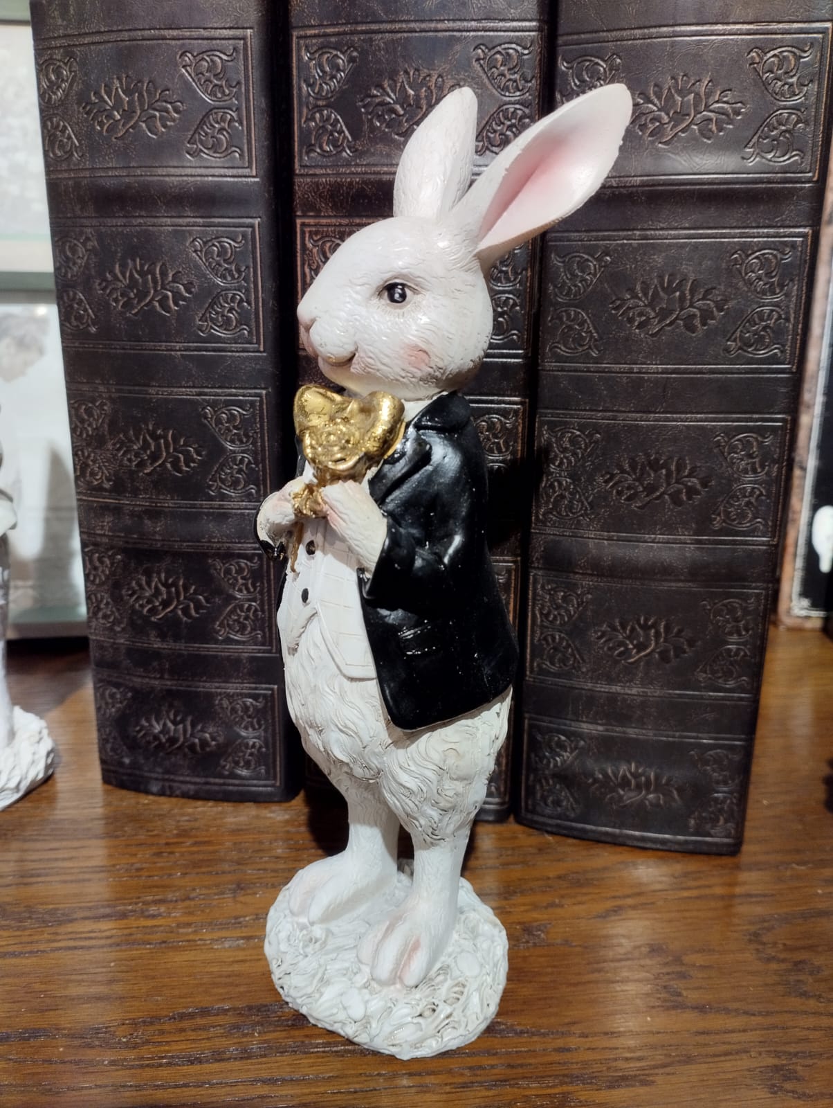 Elegant Kaninpojke - Höjd 21 cm