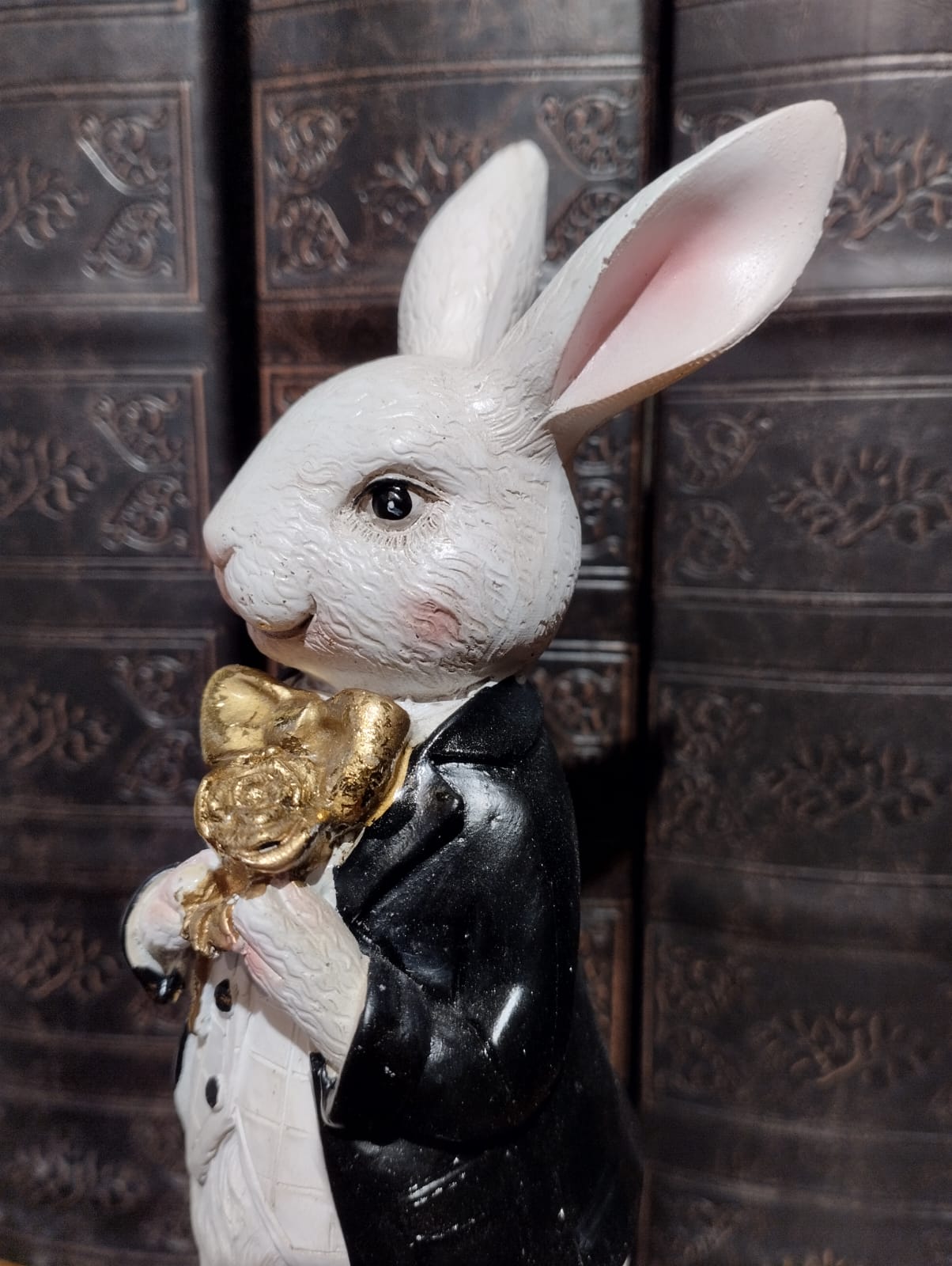 Elegant Kaninpojke - Höjd 21 cm