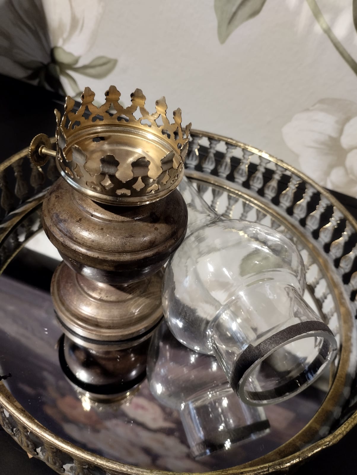Lampa för värmeljus: Värmeljuslykta med utseendet av en gammal fotogenlampa med fot i antikmässing och glaskupa som skyddar lågan. Till Värmeljus. Ingår ej. Mått: H 27cm B 10cm Material: Emalj, Metall & Glas