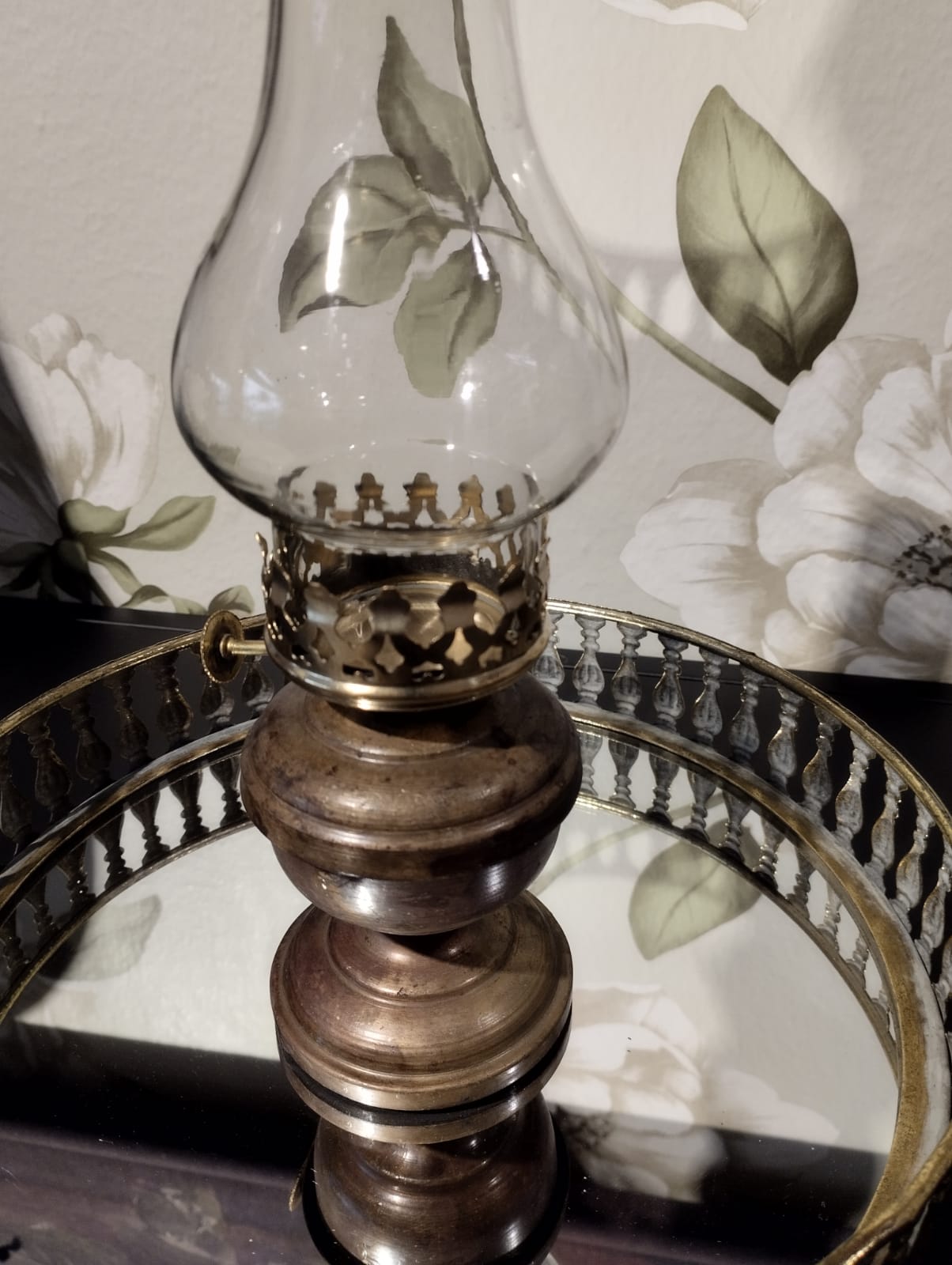 Lampa för värmeljus: Värmeljuslykta med utseendet av en gammal fotogenlampa med fot i antikmässing och glaskupa som skyddar lågan. Till Värmeljus. Ingår ej. Mått: H 27cm B 10cm Material: Emalj, Metall & Glas