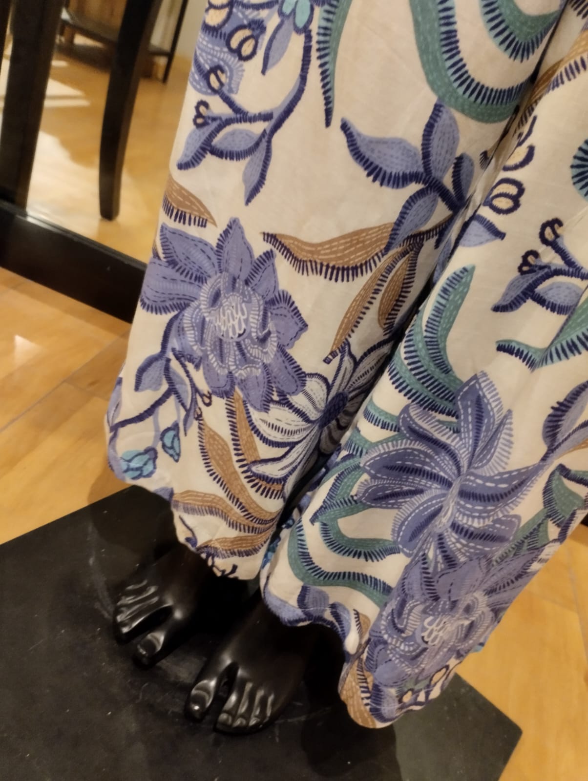 Blå blommiga byxor med fickor - M/L - 952-7