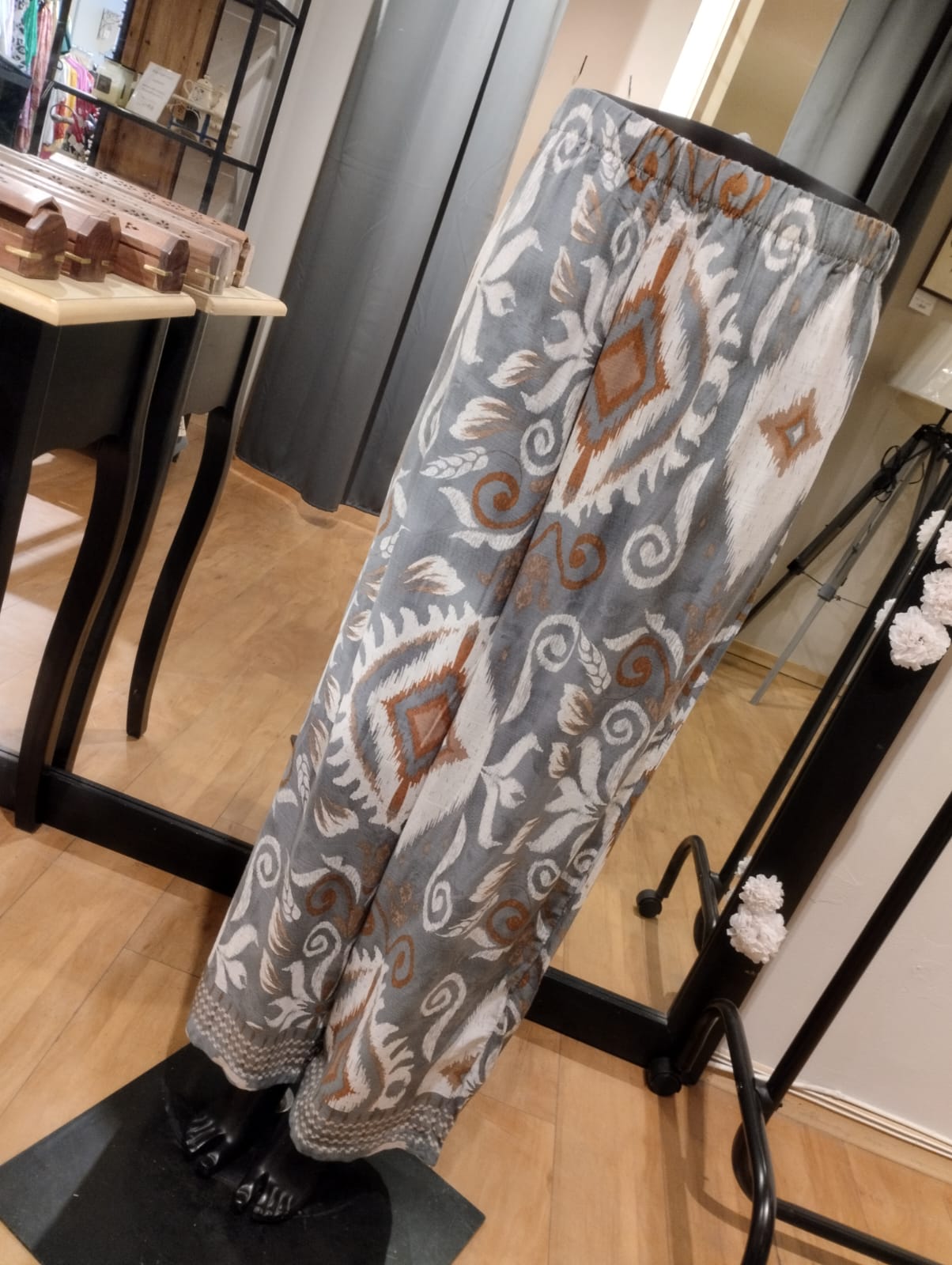 Breda byxor - grönt med abstrakt mönster - M/L - 950-1P