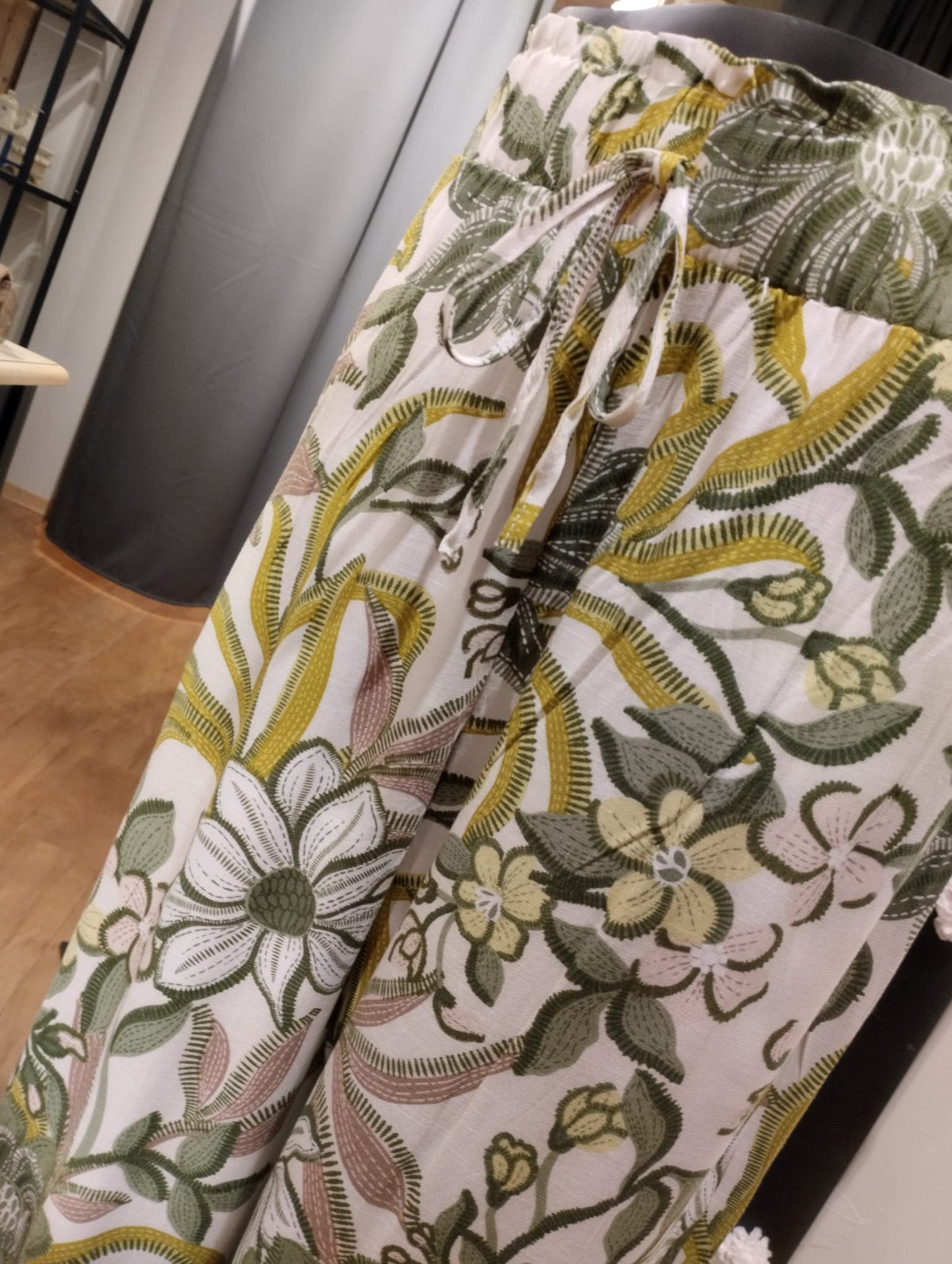 Layla blommiga byxor med fickor - Grön - M/L - Ord.Pris 489:-