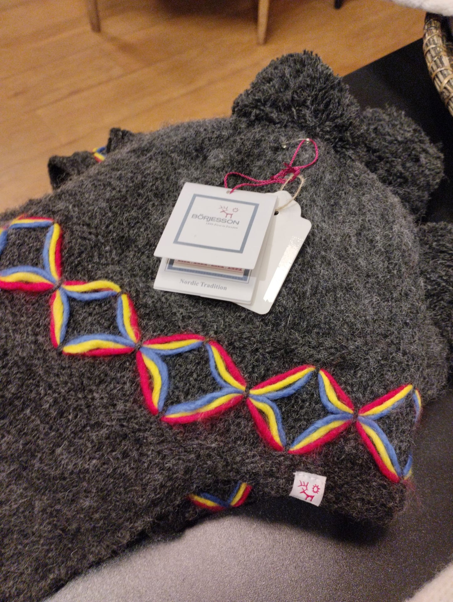 Pajala Stickad mössa: Mörkgrå / M