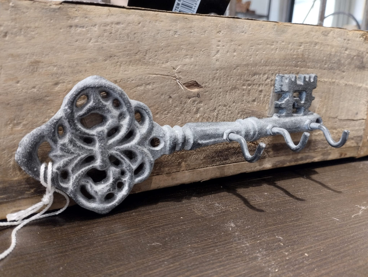 Hängare i form av en nyckel & 3 stycken krokar till upphängning. Material: Järn Mått: H6,5/L19/B3,5 cm Färg: antik grå Obs. Skruva ingår ej.