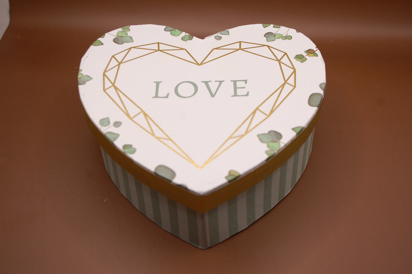 Presentbox Hjärta i kraftpapper - LOVE - olika storlekar