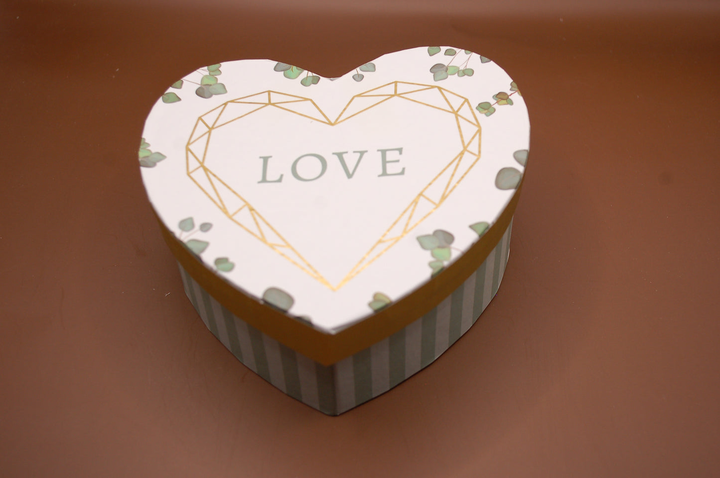 Presentbox Hjärta i kraftpapper - LOVE - olika storlekar