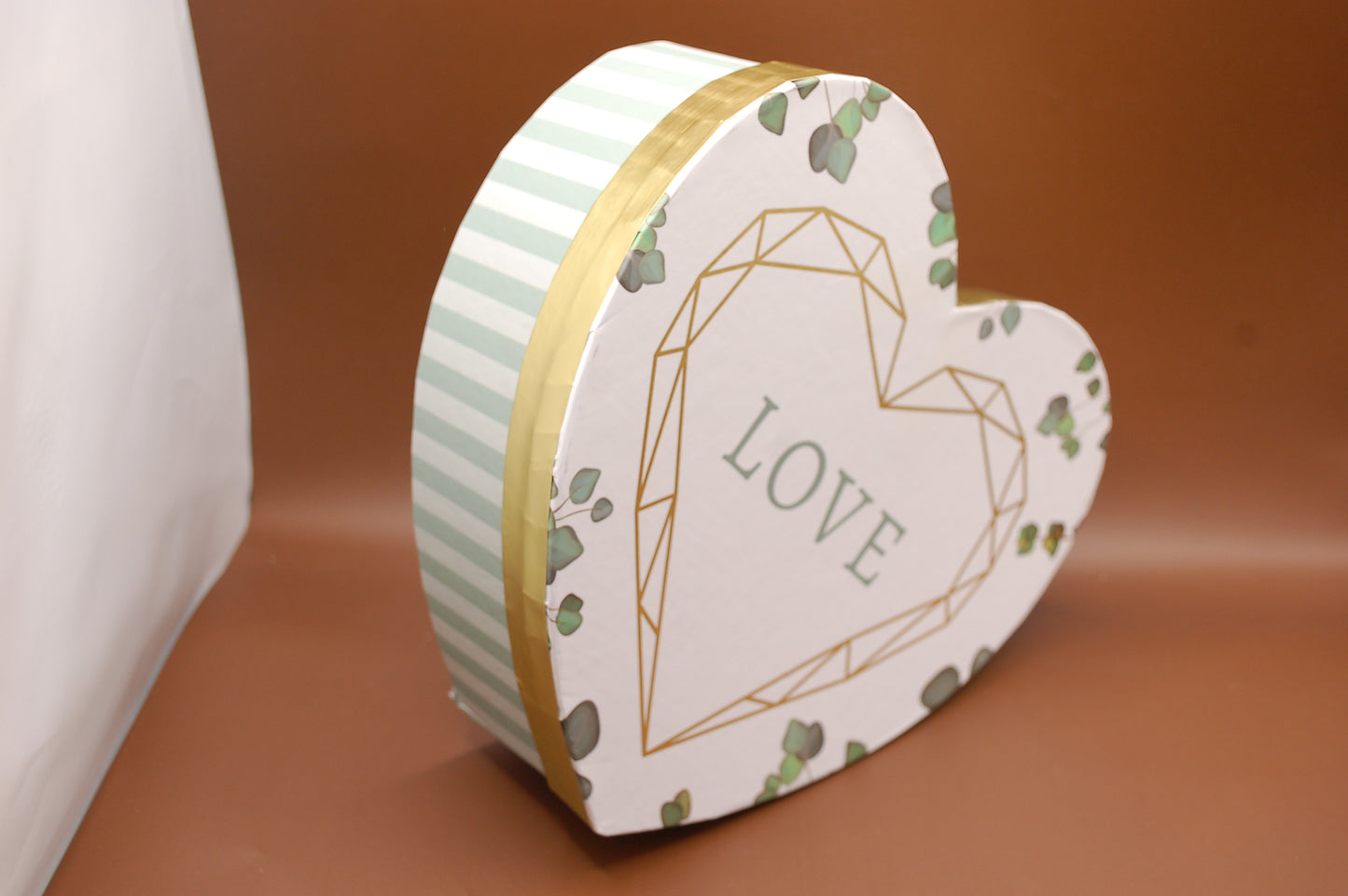 Presentbox Hjärta i kraftpapper - LOVE - olika storlekar