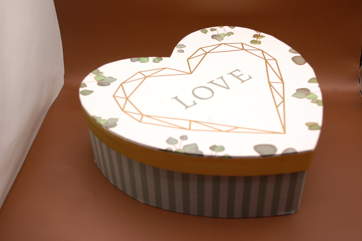Presentbox Hjärta i kraftpapper - LOVE - olika storlekar