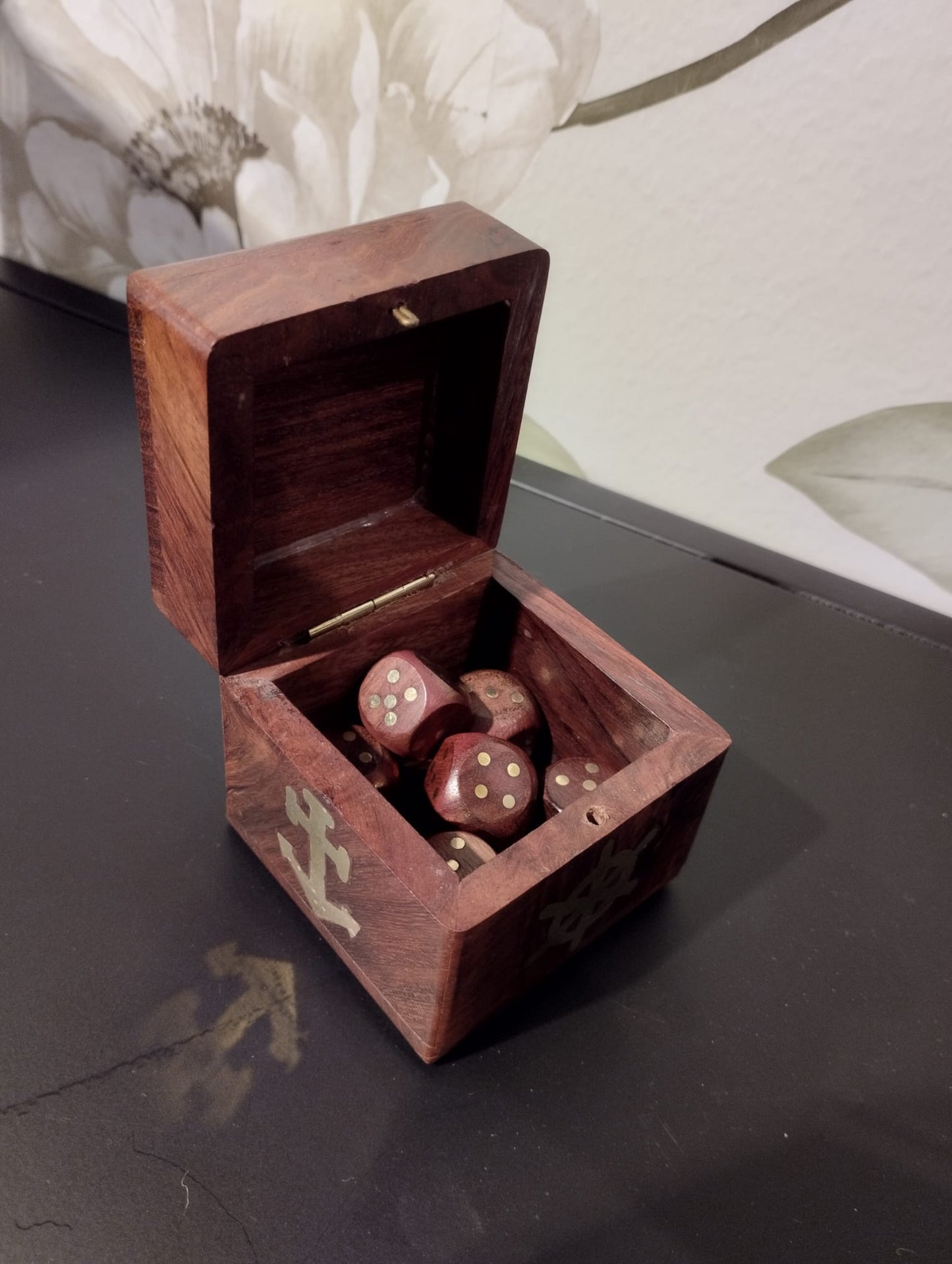 Fin, dekoartivt träask med nautisk motiv som innehåller 6 mindre tärningar för att spela t.ex. maxi yatzee. Material: trä, mässing Mått Träask: 7x7x7 cm Mått Tärningar: 2x2x2 cm