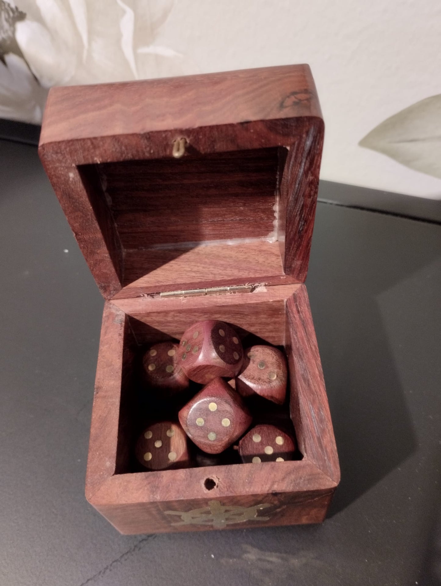 Fin, dekoartivt träask med nautisk motiv som innehåller 6 mindre tärningar för att spela t.ex. maxi yatzee. Material: trä, mässing Mått Träask: 7x7x7 cm Mått Tärningar: 2x2x2 cm