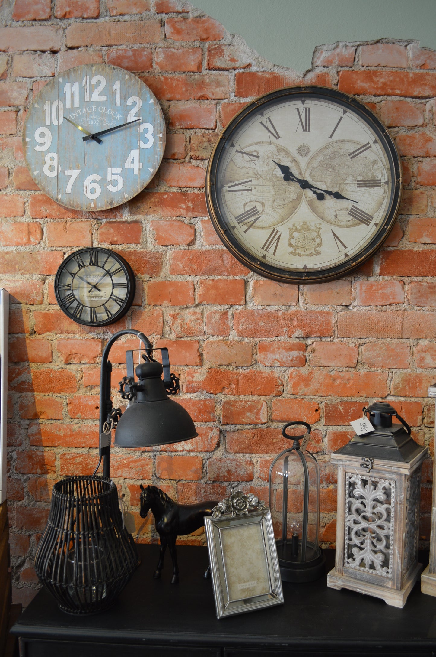 Väggklocka i vintagestil. Mått: Diameter 51 cm, D 5 cm Material: glas, Polypropylen 1 x AA Batteri, ingår ej!