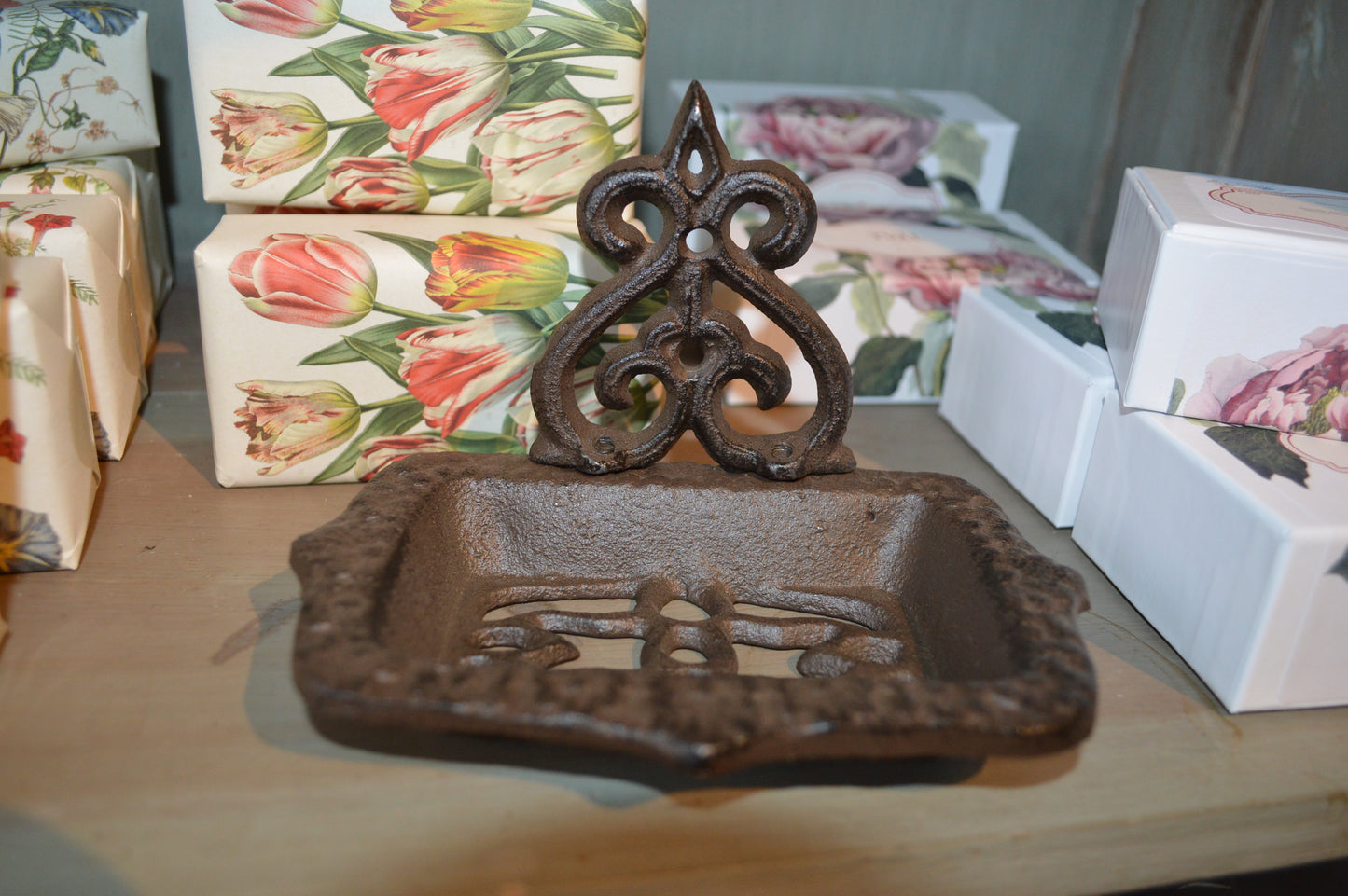 Vacker gammaldags tvålkopp i gjutjärn med ljuvliga detaljer. Kan både hängas och stå. Perfekt för dig som gillar lantlig inredning, shabby chic och romantisk fransk lantstil. Mått: 14x10 cm Material: gjutjärn OBS: tvålen ingår ej.