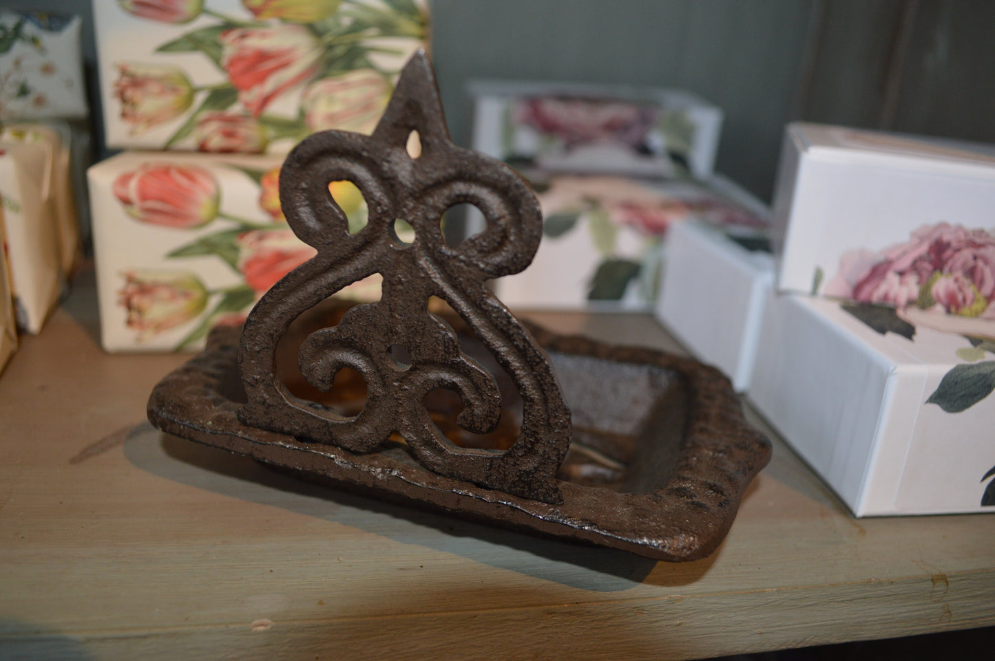 Vacker gammaldags tvålkopp i gjutjärn med ljuvliga detaljer. Kan både hängas och stå. Perfekt för dig som gillar lantlig inredning, shabby chic och romantisk fransk lantstil. Mått: 14x10 cm Material: gjutjärn OBS: tvålen ingår ej.