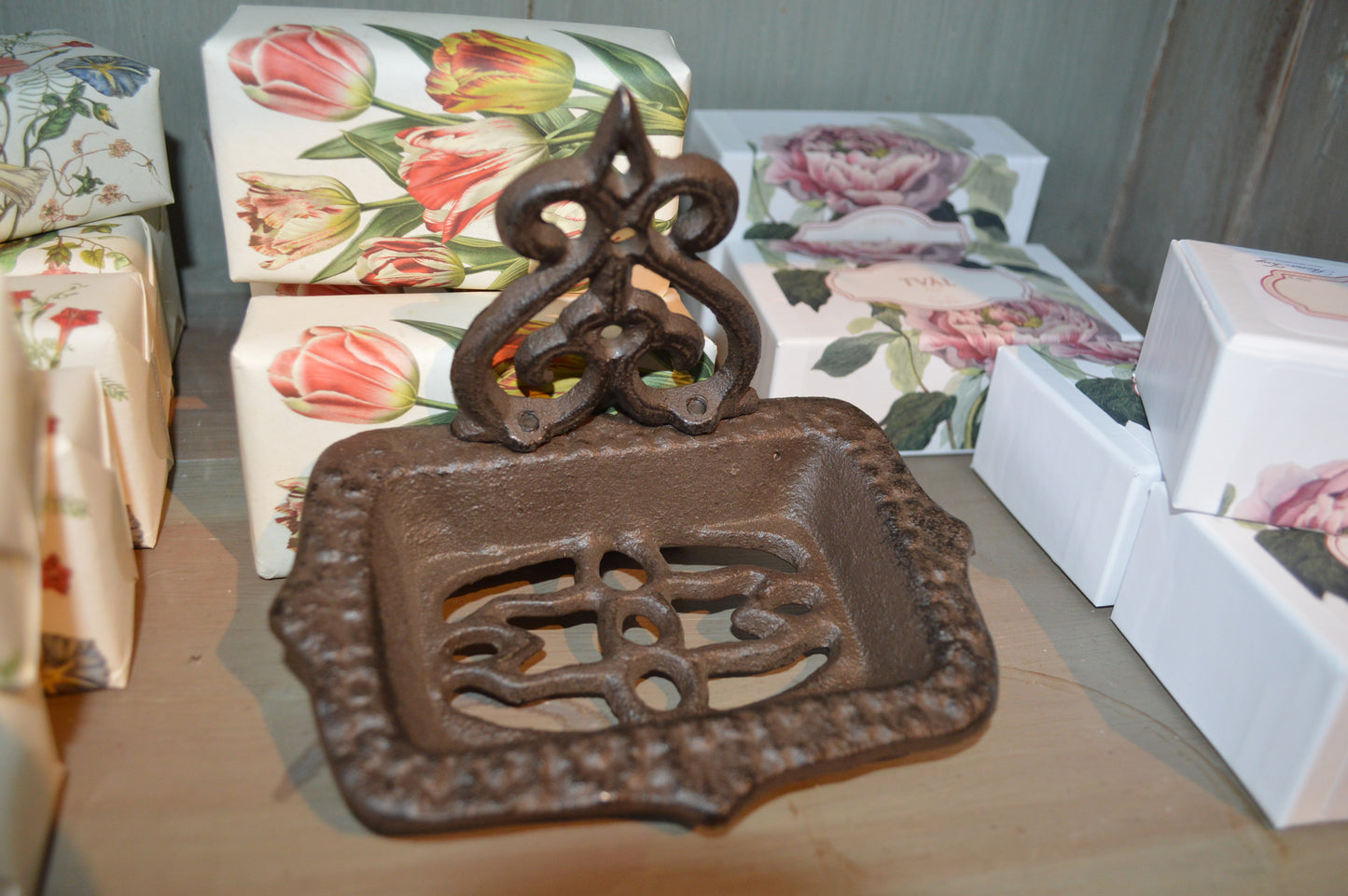 Vacker gammaldags tvålkopp i gjutjärn med ljuvliga detaljer. Kan både hängas och stå. Perfekt för dig som gillar lantlig inredning, shabby chic och romantisk fransk lantstil. Mått: 14x10 cm Material: gjutjärn OBS: tvålen ingår ej.