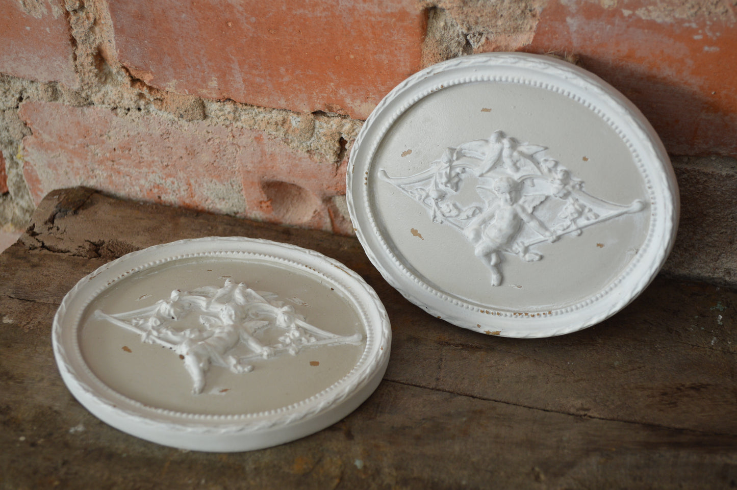 Vacker Fransk väggdekoration med ängel motiv. Designad i en gammeldags antik stil att sätta på väggen eller att ha liggandes. Mått: 10x12cm Material: Polyresin - Shabby Chic