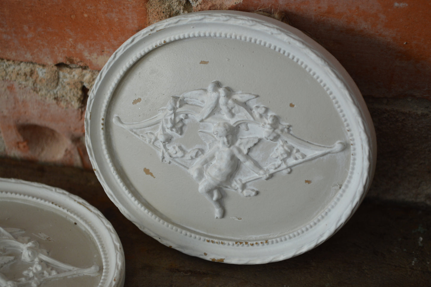 Vacker Fransk väggdekoration med ängel motiv. Designad i en gammeldags antik stil att sätta på väggen eller att ha liggandes. Mått: 10x12cm Material: Polyresin - Shabby Chic