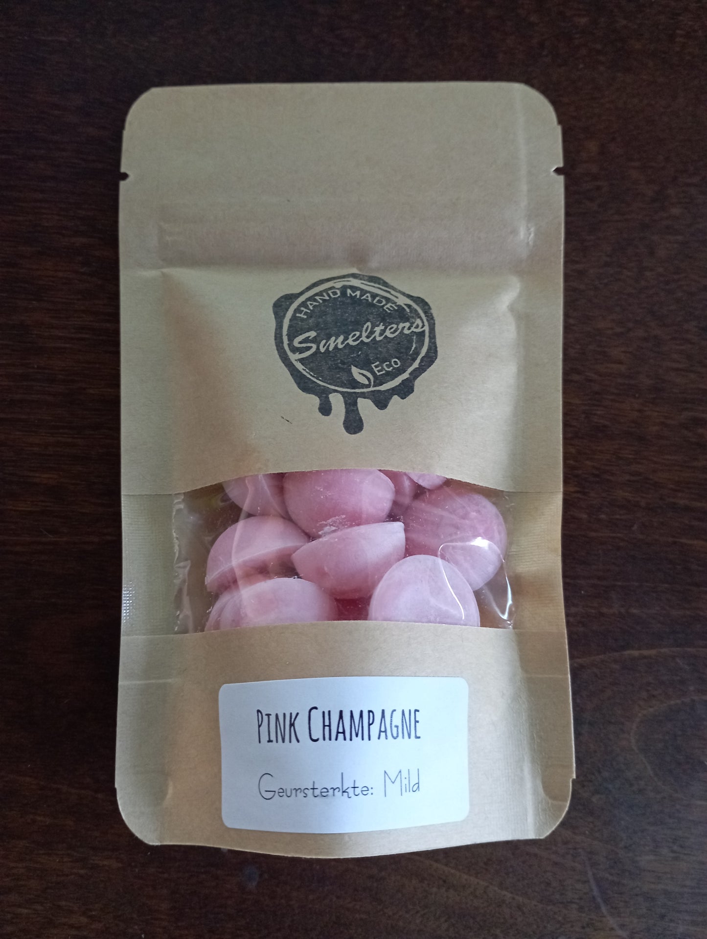 Våra rosa champagnesmältare är identiska med den läckra doften av en nyöppnad flaska iskall champagne. Denna doft är full av söta druvaromer. En upplyftande och fräsch doft, du kan nästan känna lukten av bruset. En idealisk doft att blanda eller använda ensam. Användning: - Placera flera vaxbitar i en brännare (beroende på brännarens storlek) - Tänd värmeljuset (ca 4 timmar) och placera i brännaren – Låt doften sprida sig i rummet