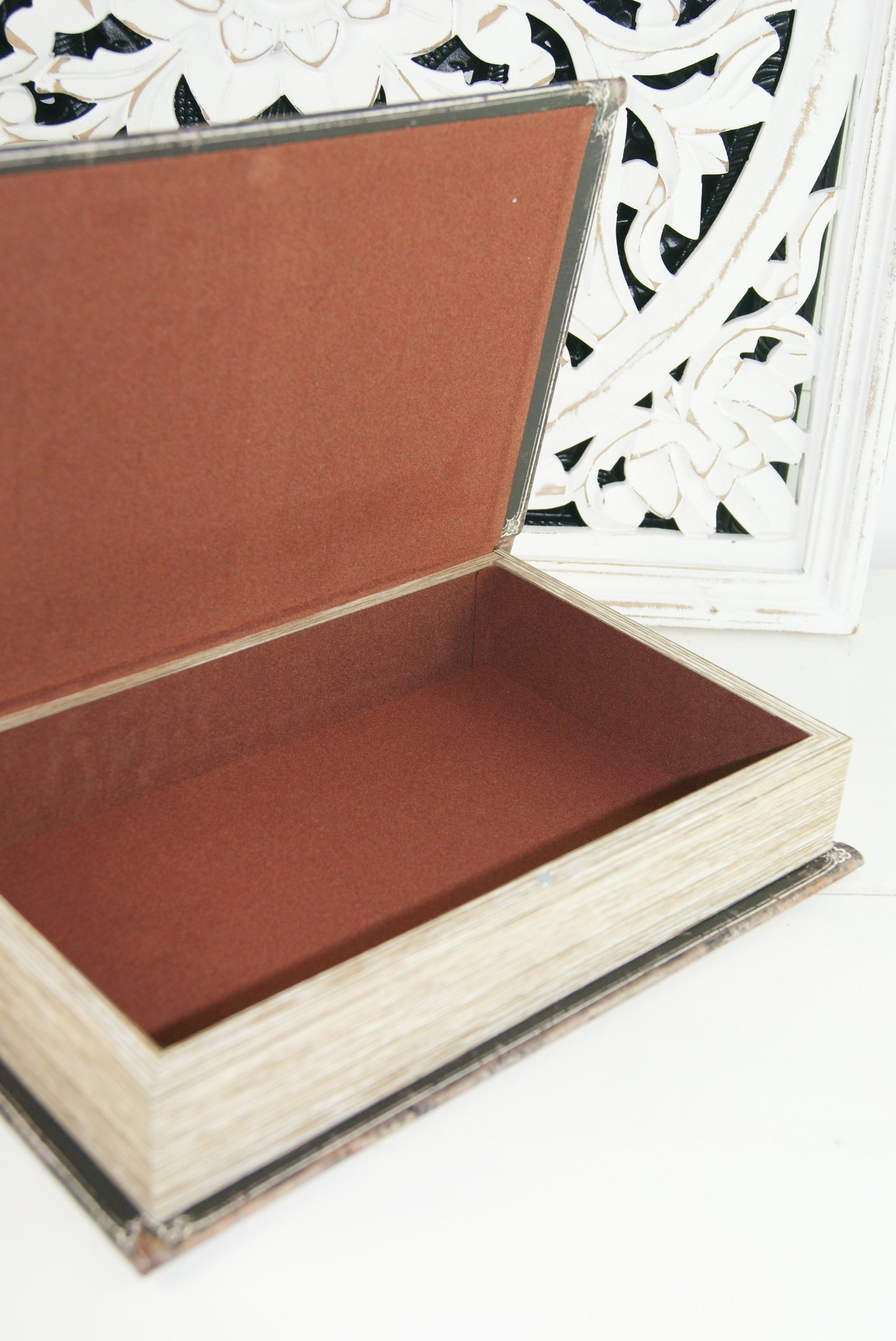 Söt boklåda för hemlig förvaring. Förvara osynligt! Omslag med botanisk bild.