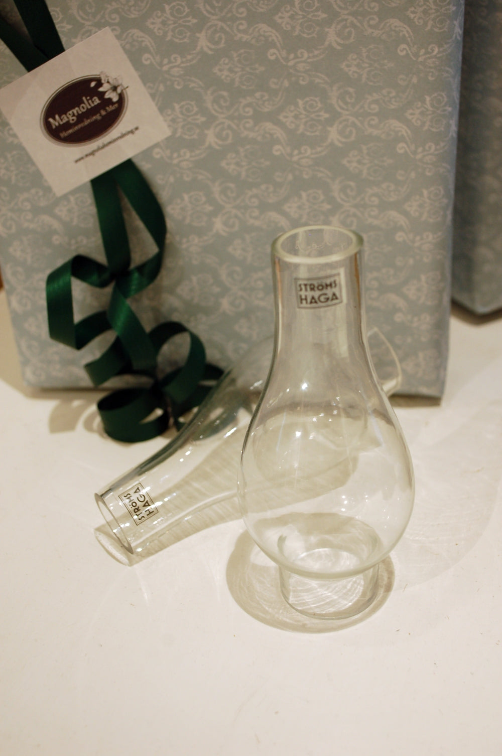 Brännarerör / Glasrör i härdat glas. För fotogenlampor där brännarröret har ett fäste på Ø 3,2 cm. Den bredaste delen på glaset är Ø 5,5 cm. Brännareröret är tillverkat av 50-60% återvunnet glas. Material: Glas Färg: Transparent Storlek: Ø 3,2 (fot) x H 12 cm