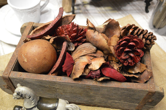 Dekorera din julhem eller adventsarrangemang med fina juliga grejer från denna påse.  Påsen innehåller kottar, torkade frukt, nötskål m.m.