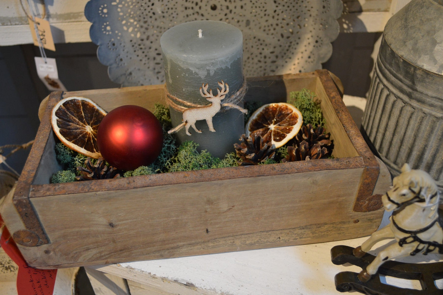 Gammal Murstensform med metallbeslag. Varje låda är unik. Mått: L 30 cm, B 15 cm, H 10 cm Material: Trä /Metall. OBS: Detta är en unik produkt, storlek och utseende kan variera lite. Original tegelformar som har använts i tegelindustrin i många år får nu ett nytt liv.