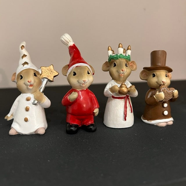 Underbart luciatåg med fyra söta möss. Så välgjorda och detaljrika. Storlek: H 6,5 cm Material: Polyresin Antal: 1