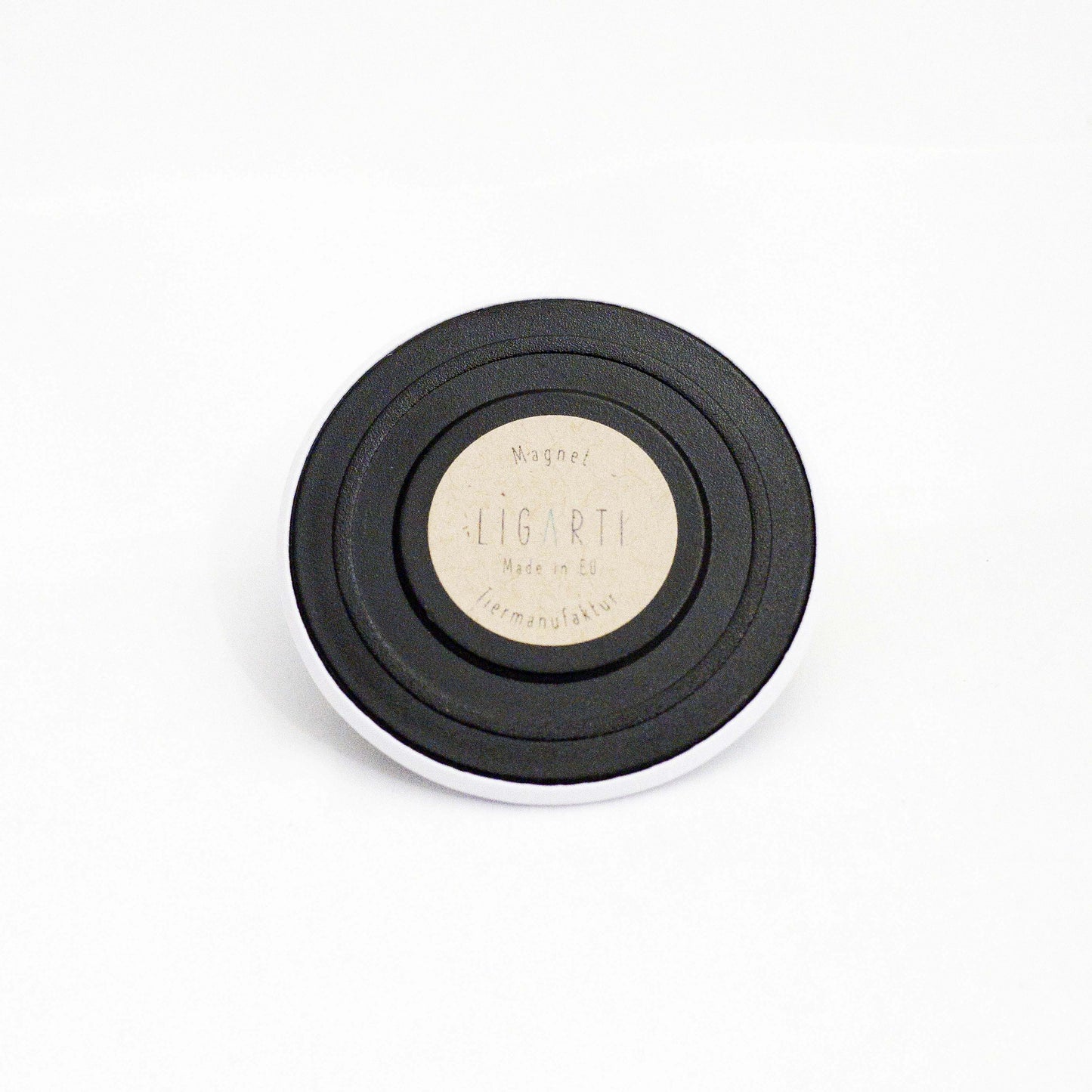 Kylskåpsmagneter ger ditt kylskåp och andra metalliska ytor en personlig touch. Häng upp "kom-ihåg-lappar" och barnens teckningar eller något annat. Vi har olika design. Mått: ca 56mm Desgin & Produktion: Tyskland
