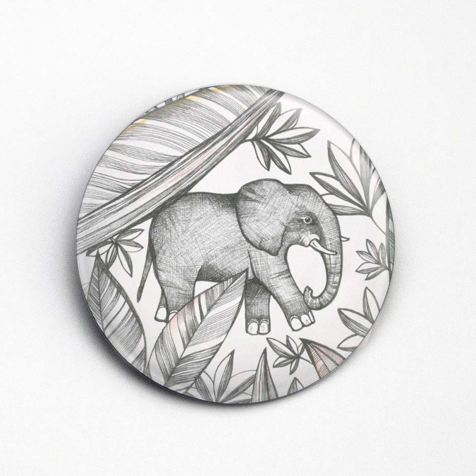 Kylskåpsmagneter ger ditt kylskåp och andra metalliska ytor en personlig touch. Häng upp "kom-ihåg-lappar" och barnens teckningar eller något annat. Vi har olika design. Mått: ca 56mm Desgin & Produktion: Tyskland