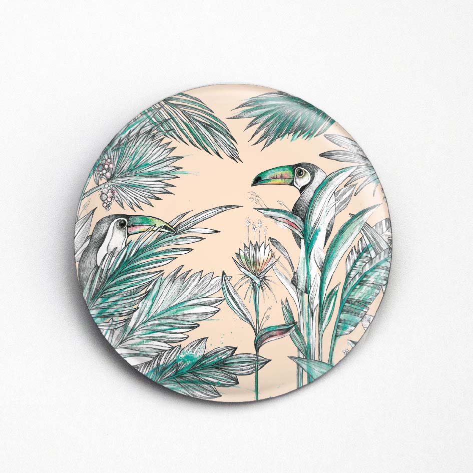 Kylskåpsmagneter ger ditt kylskåp och andra metalliska ytor en personlig touch. Häng upp "kom-ihåg-lappar" och barnens teckningar eller något annat. Vi har olika design. Mått: ca 56mm Desgin & Produktion: Tyskland