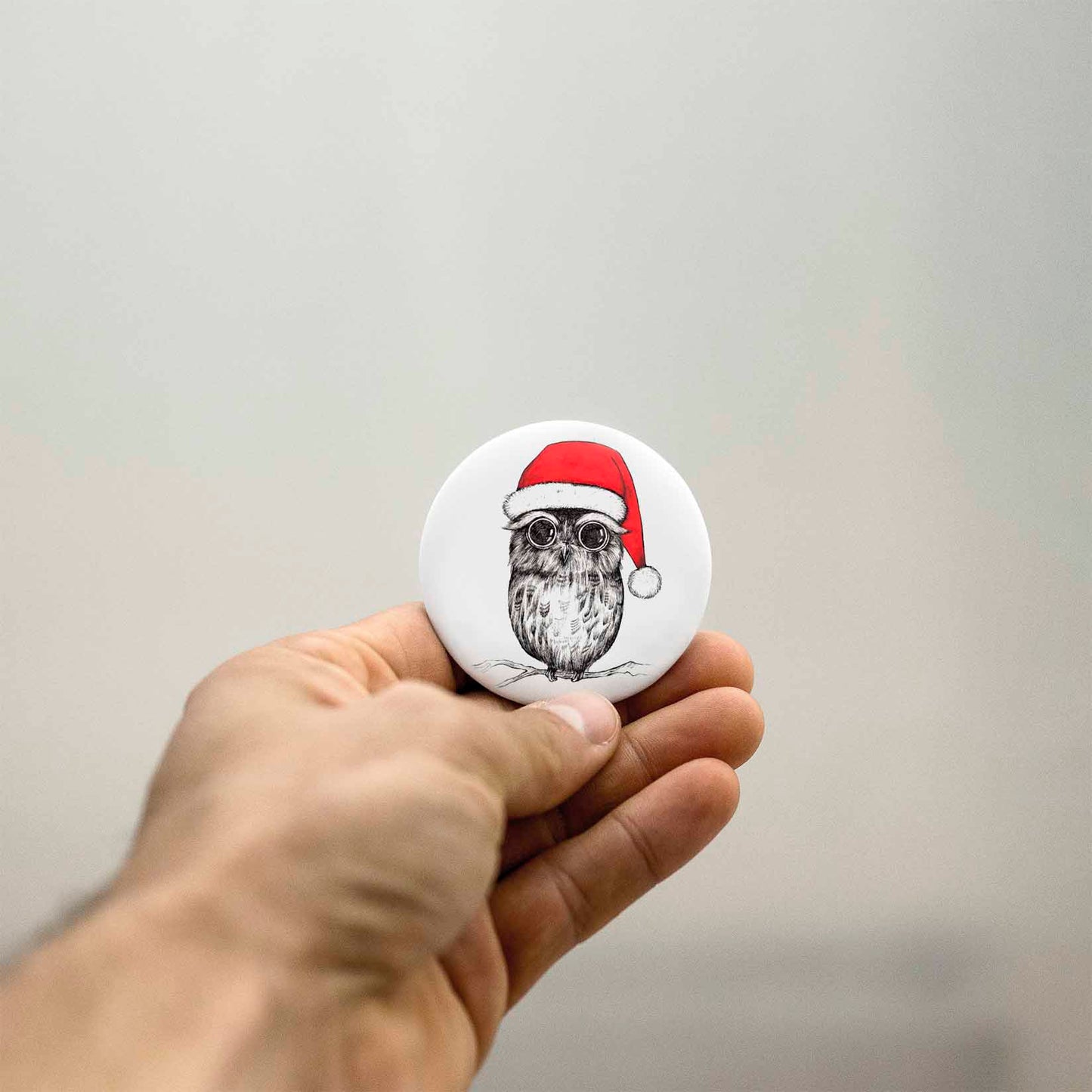 Kylskåpsmagneter ger ditt kylskåp och andra metalliska ytor en personlig touch. Häng upp "kom-ihåg-lappar" och barnens teckningar eller något annat. Vi har olika design. Mått: ca 56mm Desgin & Produktion: Tyskland