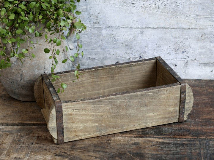 Gammal Murstensform med metallbeslag. Varje låda är unik. Mått: L 30 cm, B 15 cm, H 10 cm Material: Trä /Metall. OBS: Detta är en unik produkt, storlek och utseende kan variera lite. Original tegelformar som har använts i tegelindustrin i många år får nu ett nytt liv.
