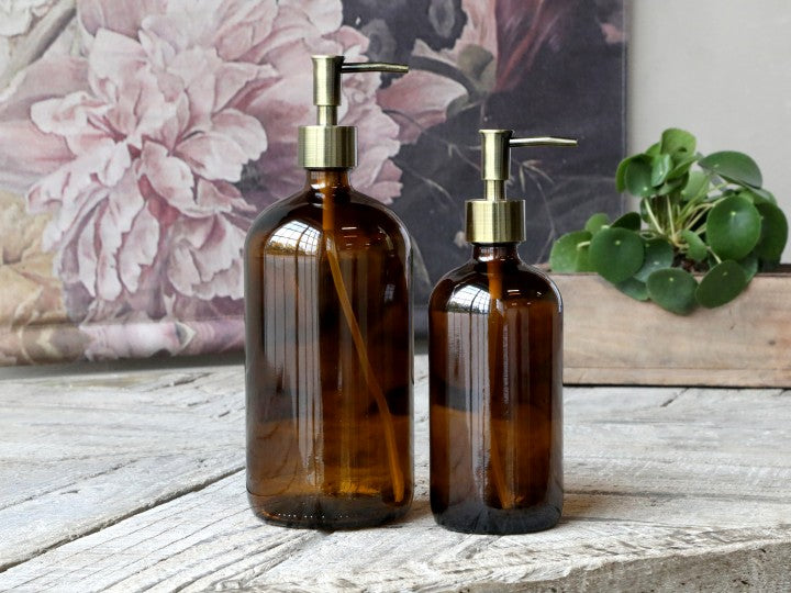 Moccafärgad glasflaska med pump till bl a tvål & diskmedel, rymmer ca 1000 ml. Medföljer 2 stycken pumpar, en i svart plast samt en i antikfärgad mässing. Obs - Pumparna bör diskas för hand & ej i diskmaskin. Mått: H26 Ø9,5 cm Färg: mocca Material: Glas, plast & metall