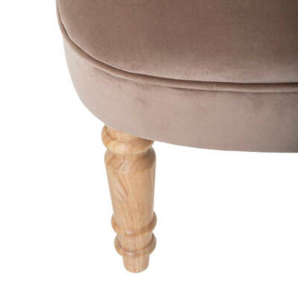 Elegant fåtölj i en nätt och vacker modell som är lättplacerad. Passar hem med Fransk lantstil, klassisk stil eller det romantiska hemmet, beroende på vad du matchar den med. Mått: 67 x 66 cm ; H 72 cm Sitthöjd: 40 cm Färg: beige