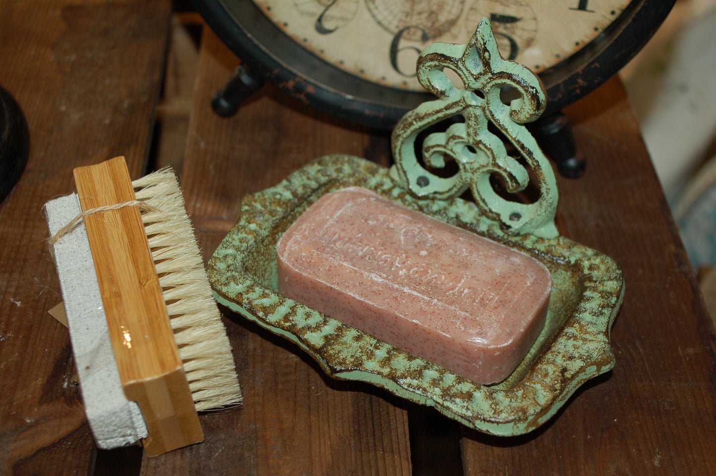 Vacker gammaldags tvålkopp i gjutjärn med ljuvliga detaljer. Perfekt för dig som gillar lantlig inredning. Mått: 14x10 cm Material: gjutjärn, used-look, shabby chic OBS: tvålen ingår ej.