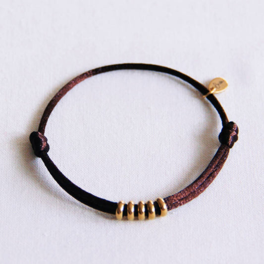 Satinarmband med ringar – mörkbrun/guld