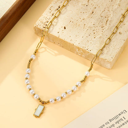 Elegant guldkedjehalsband med vita pärlor och pärlemorshänge