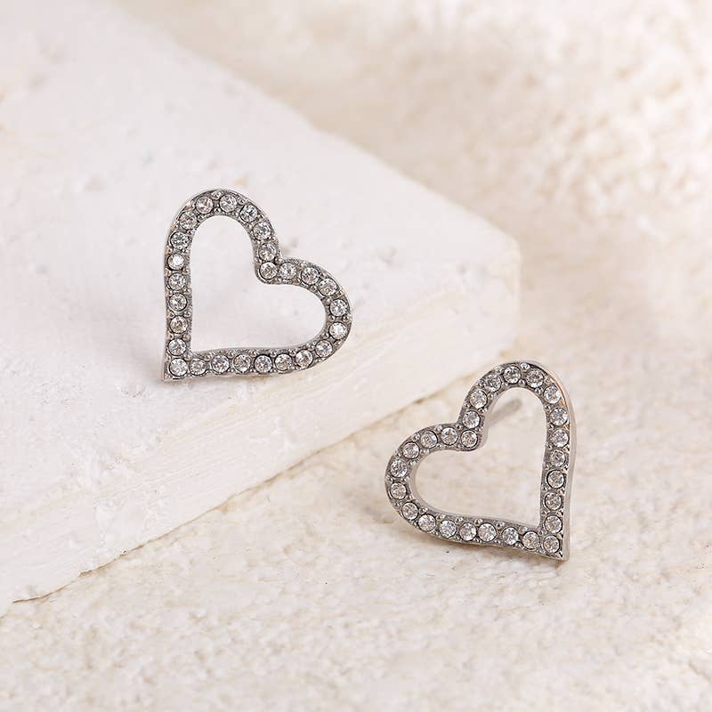 Silverörhängen med utskurna och strassprydda hjärtan
