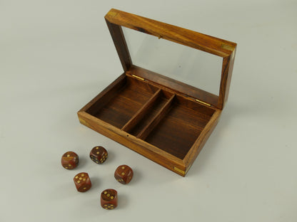Fin träask som innehåller 2 styck kortspel och 5 tärningar i trä.  Material: Trä  Mått Träask: 6,5x8x11 cm  2 x Kortspel med 54 Spelkort