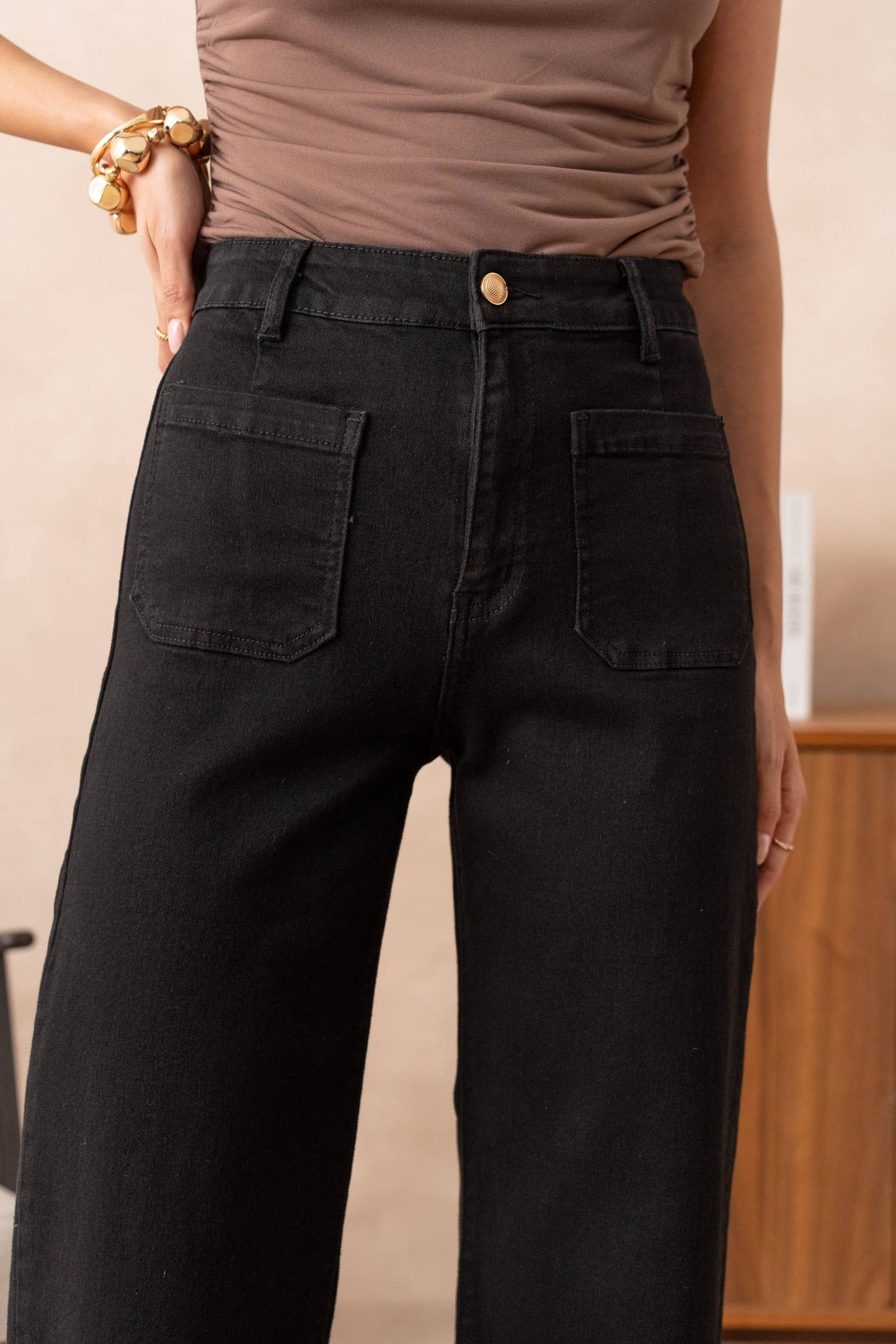 Jeans med vida ben och påsydda fickor: Svart