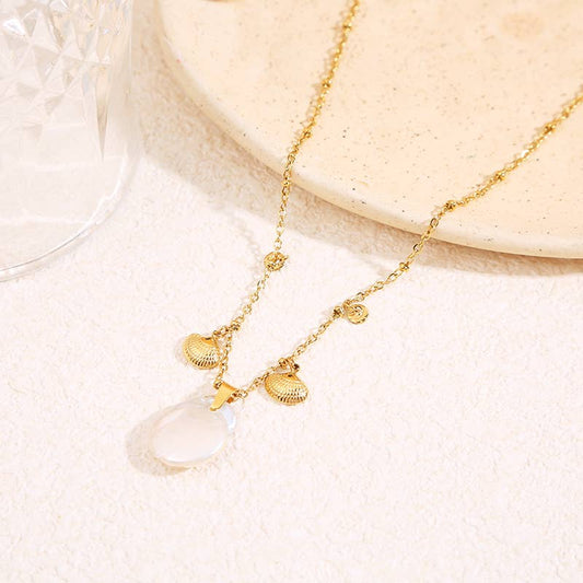 Guldkedjehalsband med pärl- och snäckhänge