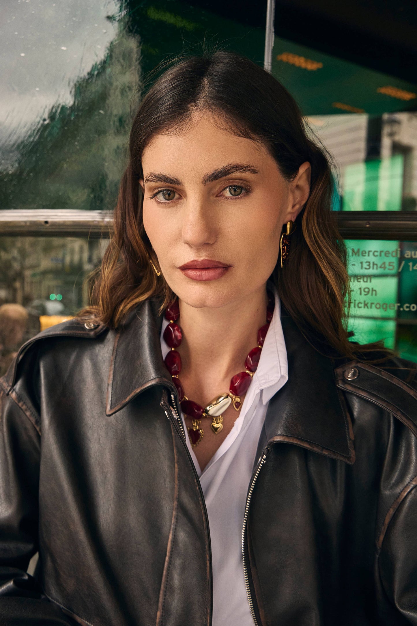 Elegant guldfärgat halsband med vinröd marmorerad harts