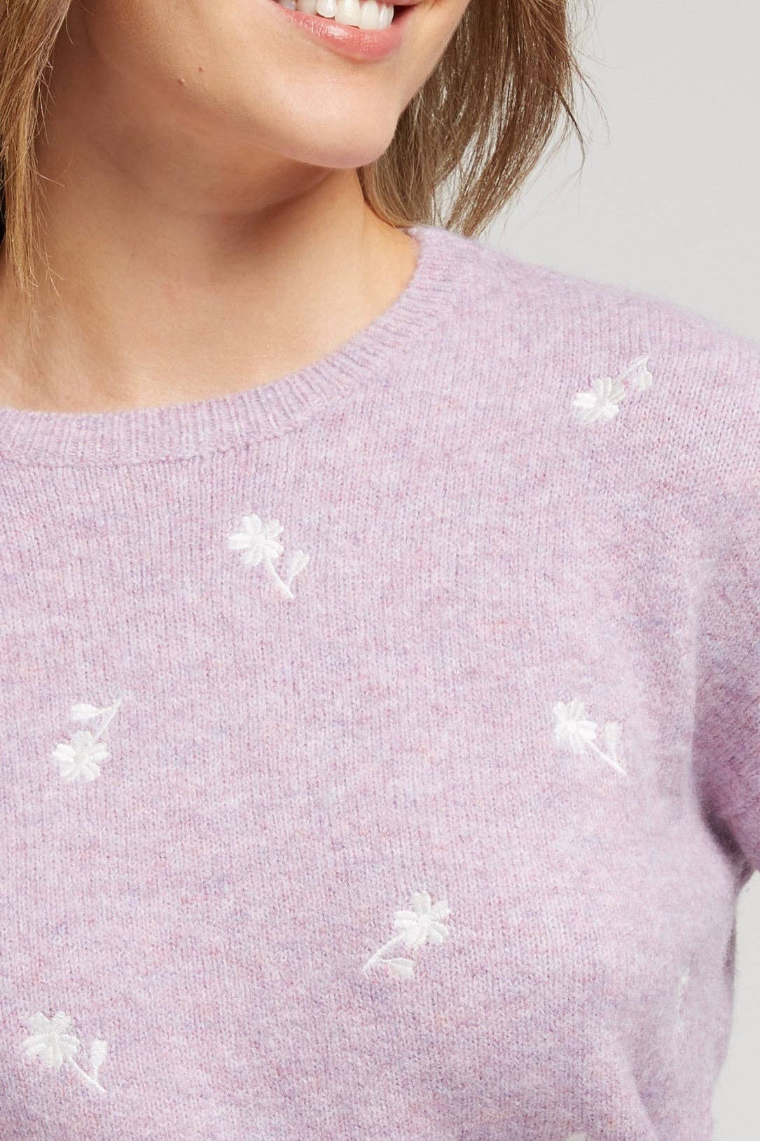 YVETTE - Mjuk broderad blommig tröja med rund hals: LILA