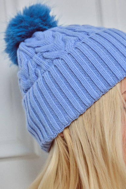 Flätad mössa med tofs: Blå - 30% Ull