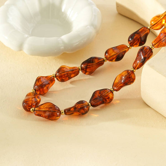 Unikt halsband i bärnstensbrun harts