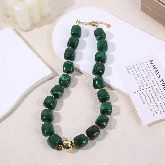 Guldfärgat halsband med marmorerad harts