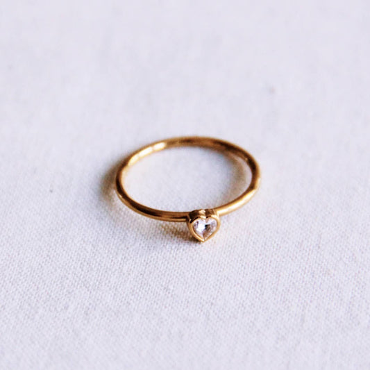 Minimalistisk ring med kristallhjärta – vit