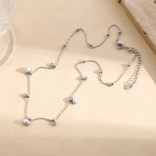 Elegant silverhalsband med gyllene detaljer